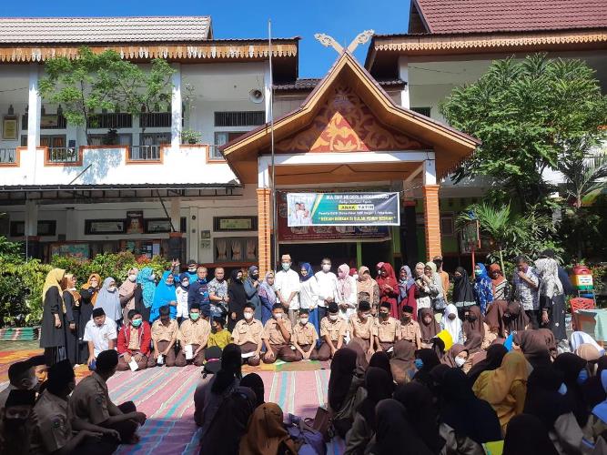  Alumni SMPN 3 Pekanbaru Santuni Anak Yatim